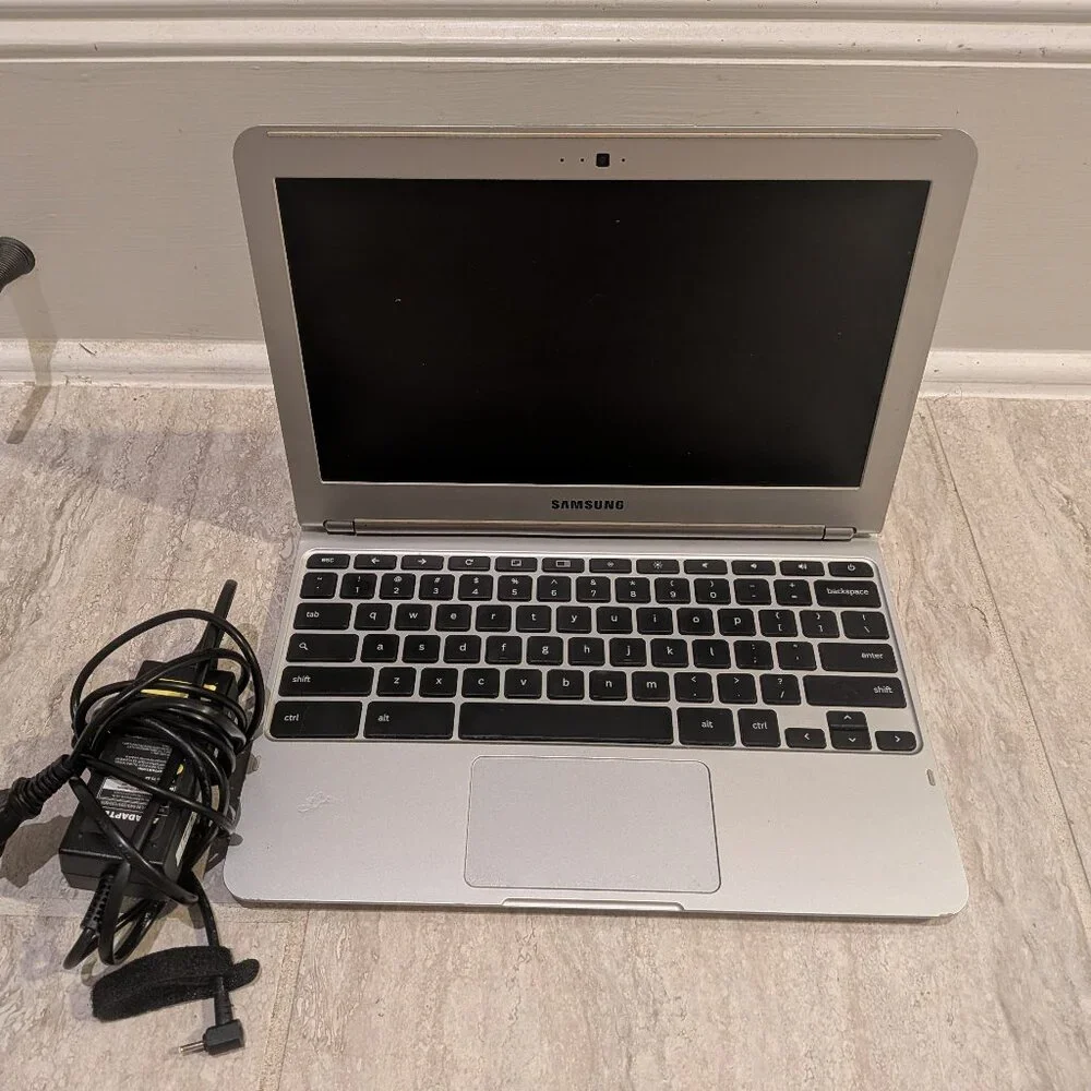 Samsung XE303 C12 Chromebook 11.6 1.7GHz, 2GB Ram with Charger